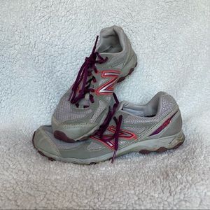 New Balance 520 tennis shoes